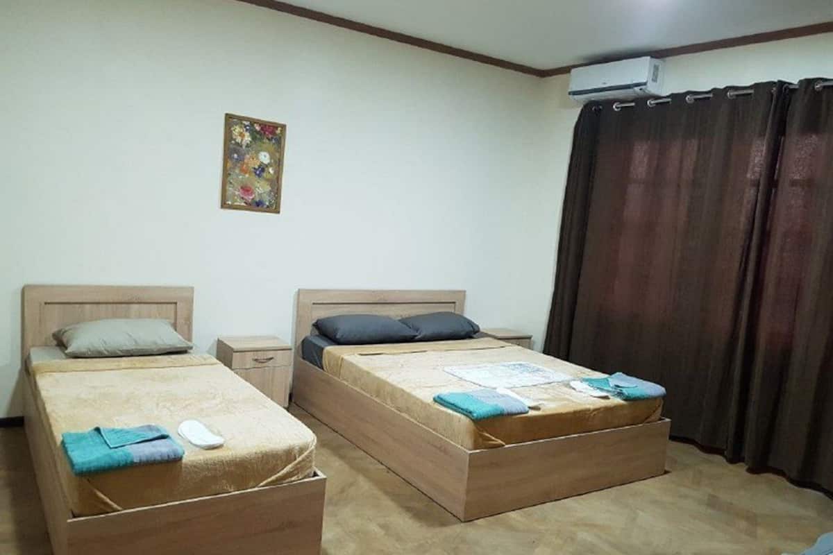 Habitación triple estándar | Minibar, escritorio, tabla de planchar con plancha y camas extra