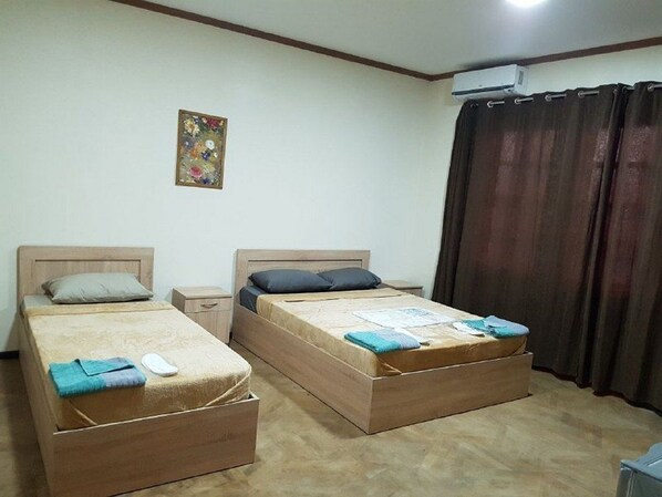 Standard Triple Room | Minibar, desk, iron/ironing board, rollaway beds - Lotus Palace Hotel (Tbilisi)