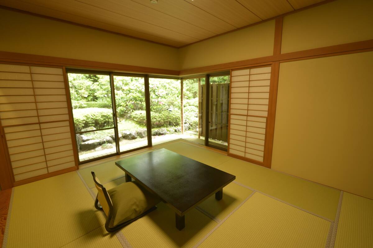 In-room safe, soundproofing, free WiFi, bed sheets