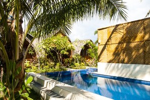 Outdoor pool, sun loungers - Cotton Tree Cottages (Gili Trawangan)