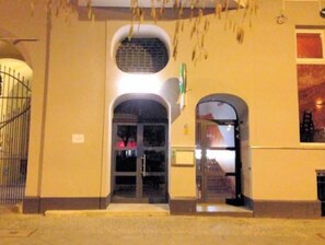 施設の正面 (日没後)