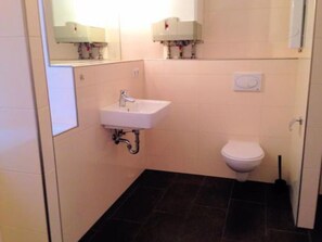 Doppelzimmer, Gemeinschaftsbad | Badezimmer | Dusche, Handtücher