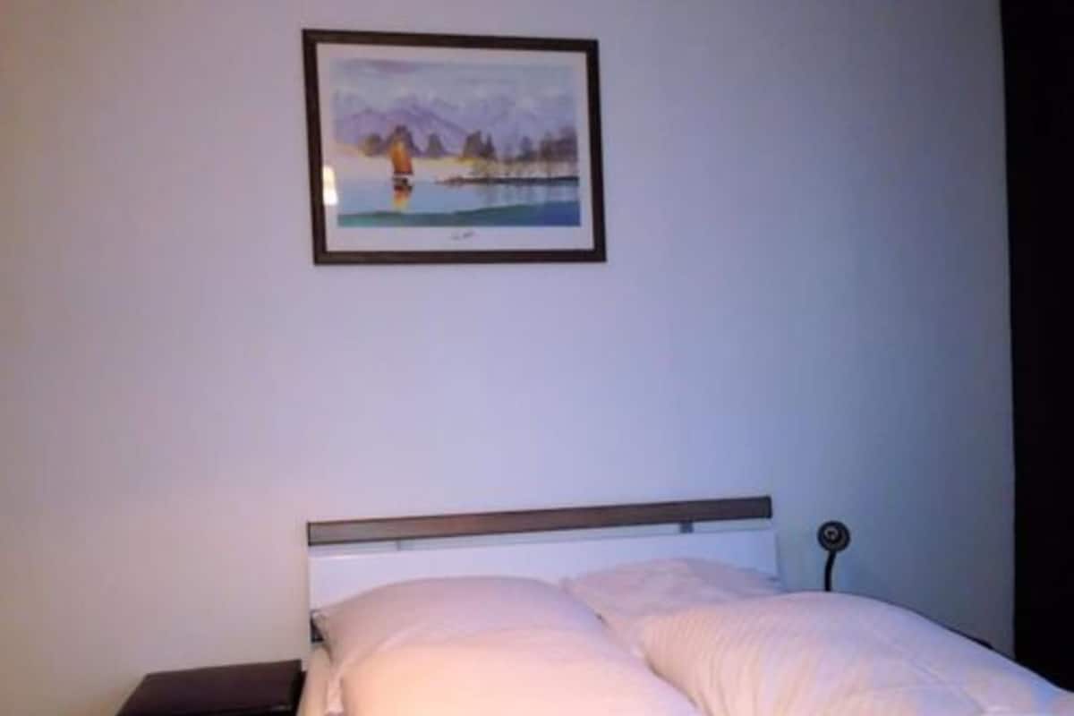 Habitación doble, baño compartido | Tabla de planchar con plancha, wifi gratis, ropa de cama