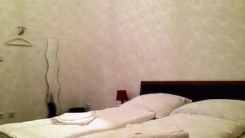 Tabla de planchar con plancha, wifi gratis y ropa de cama