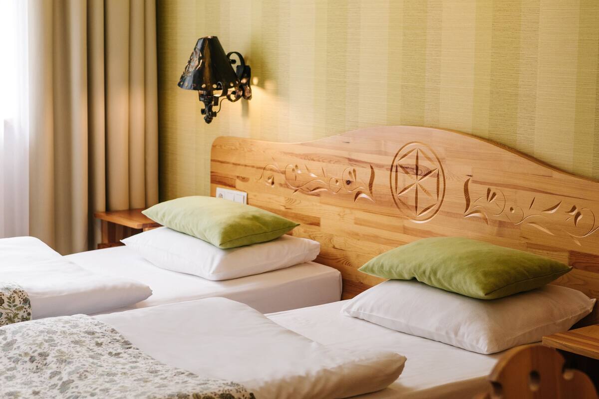Classic  | Bộ đồ giường cao cấp, nệm cao su hoạt tính (memory foam), bàn 