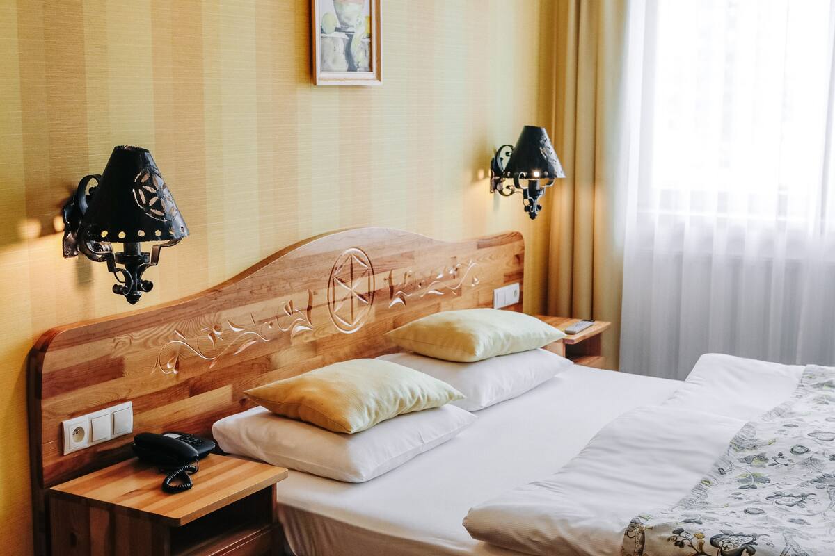 Phòng đôi (De Lux) | Bộ đồ giường cao cấp, nệm cao su hoạt tính (memory foam), bàn 