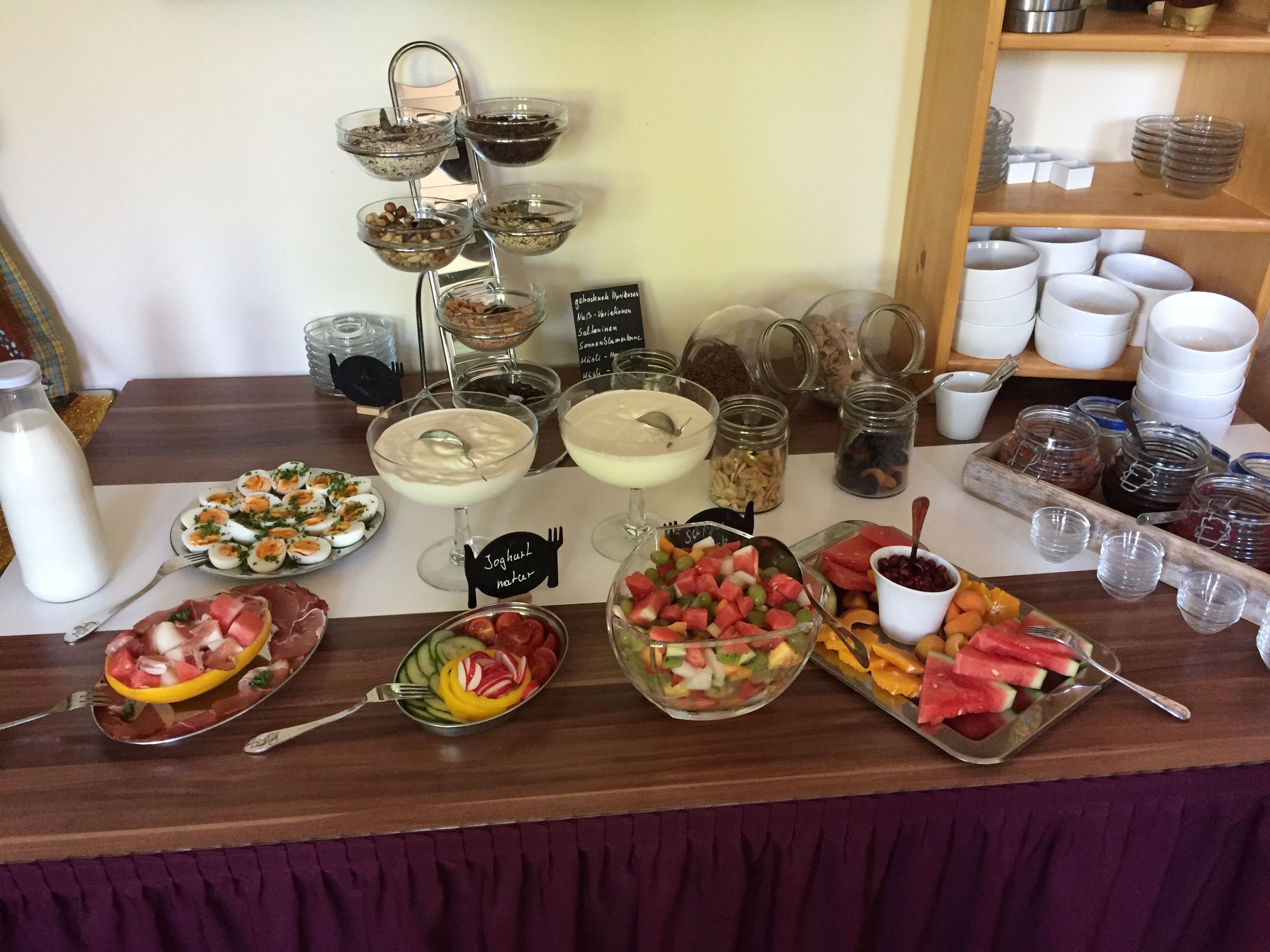 Uma mesa de buffet com diversos alimentos e acompanhamentos.