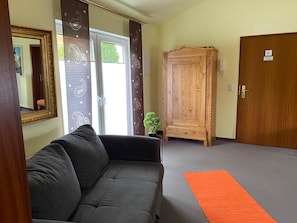 Standard Apartment | Living area | Flat-screen TV - Hotel Teutonia (Braunlage)