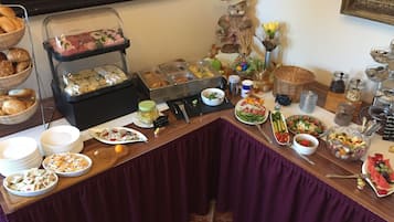 Desayuno buffet diario (EUR 11.50 por persona)