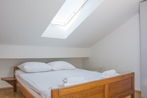 Travel cot, free WiFi, bed sheets - Sv. Jelena apartments (Pag)