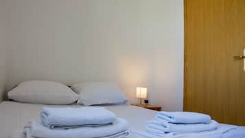 Travel crib, free WiFi, bed sheets