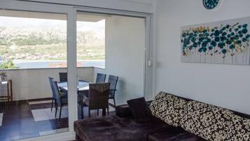 Travel cot, free WiFi, bed sheets