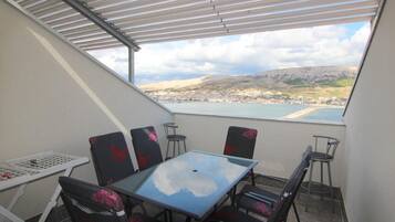 Economy Apartment (6E5P) | Travel crib, free WiFi, bed sheets