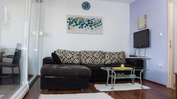Romantic Apartment, 2 Bedrooms (3M3P) | Travel crib, free WiFi, bed sheets