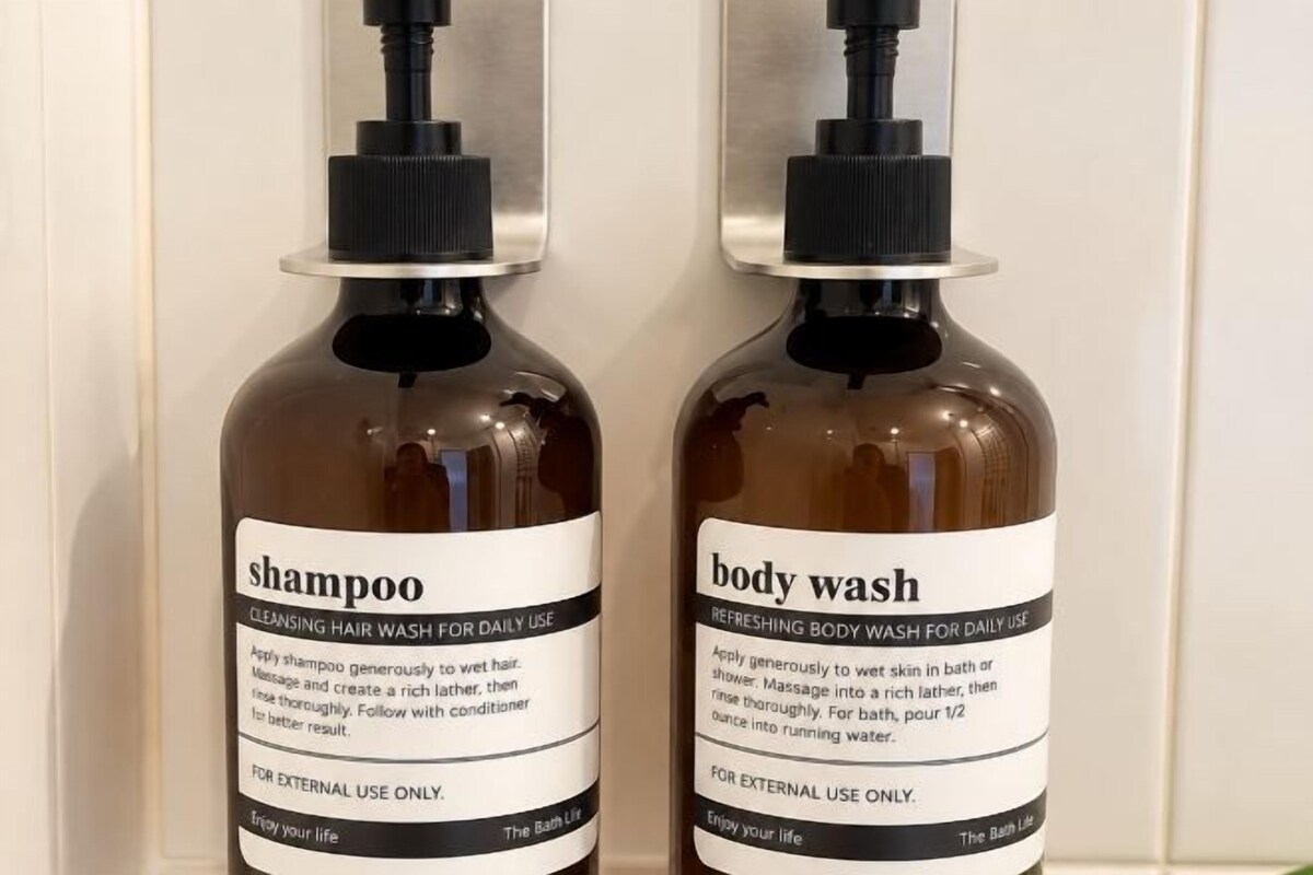 Zwei Flaschen Shampoo und Duschgel mit Pumpspender.