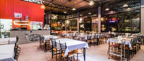 Breakfast, lunch, dinner served; local and international cuisine