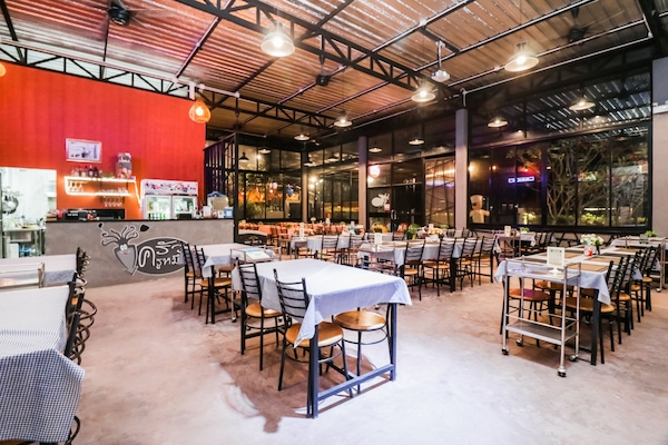 Breakfast, lunch, dinner served; local and international cuisine