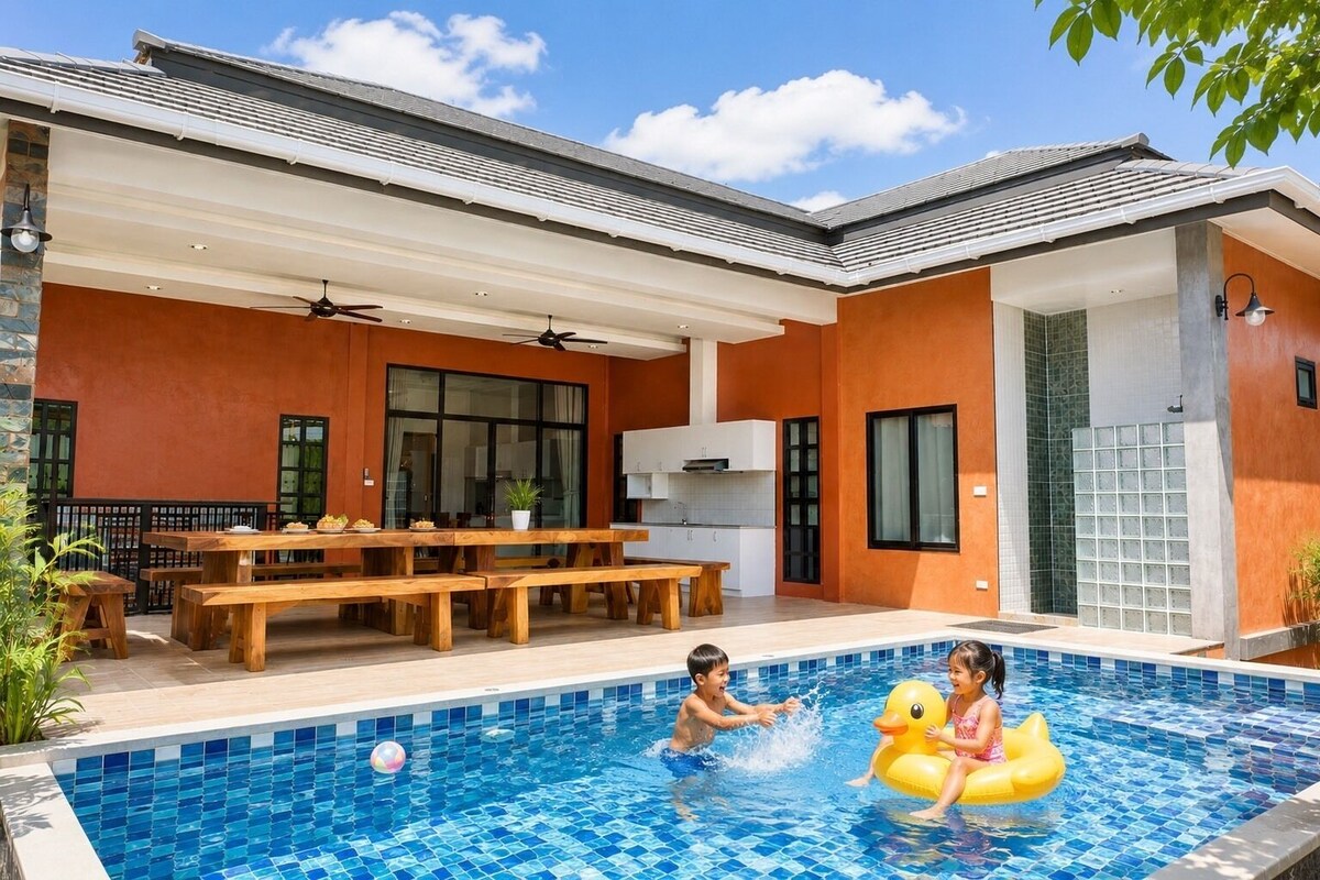 Grand Villa | Desk, blackout curtains, rollaway beds, free WiFi