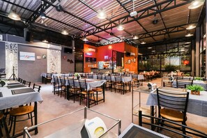 Breakfast, lunch and dinner served - Baan Noppadol Hua Hin Loft Hotel (Hua Hin)