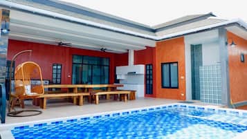 Villa Grand | Decoración personalizada, escritorio, cortinas blackout y camas extra