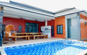 Grand Villa | Dihias secara berasingan, meja, langsir/tirai gelap terus 