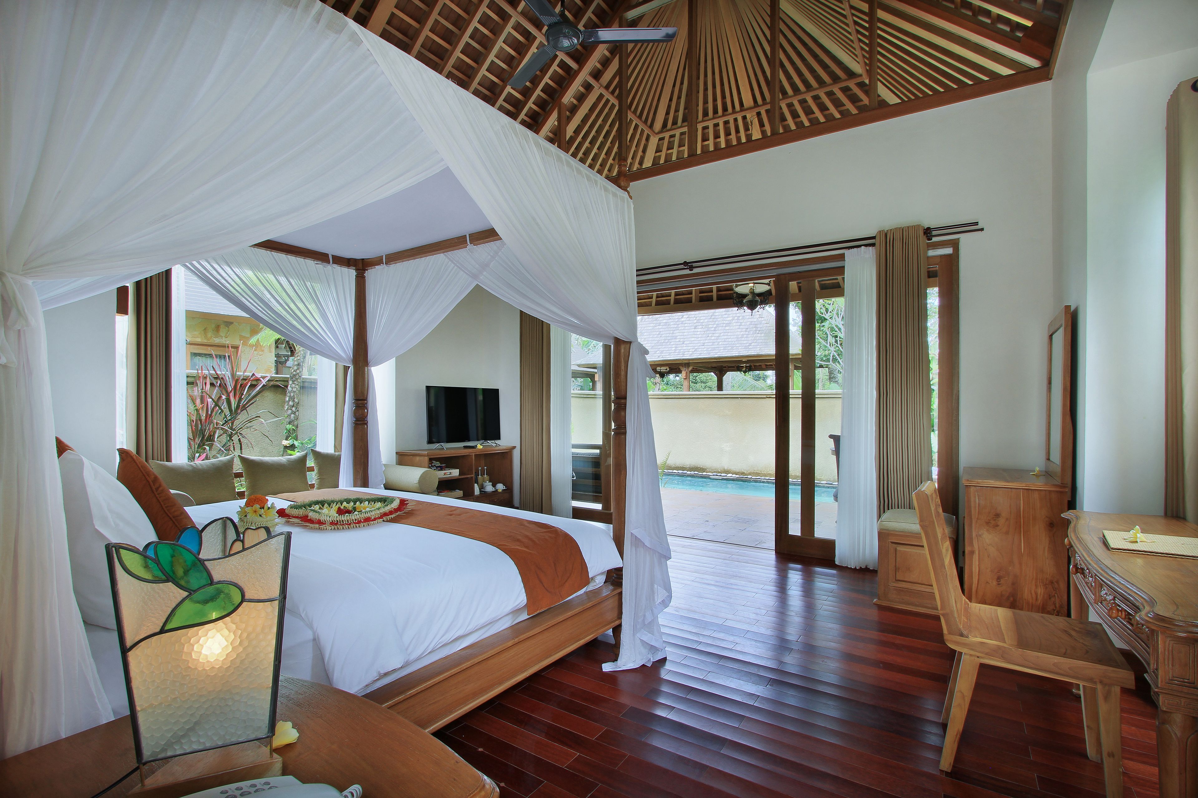 Villa With Private Pool | Área de estar | TV LED