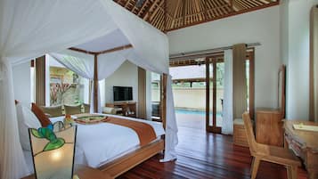 Villa With Private Pool | Área de estar | TV LED