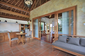 Villa With Private Pool | Dapur pribadi | Lemari es, microwave, kompor, dan ketel listrik