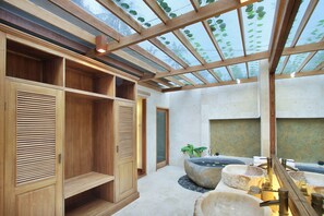 Villa With Private Pool | 浴室 | 免費梳洗用品、提供毛巾