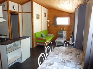 Chalet estándar (Natura) | Zona de estar | Una televisión