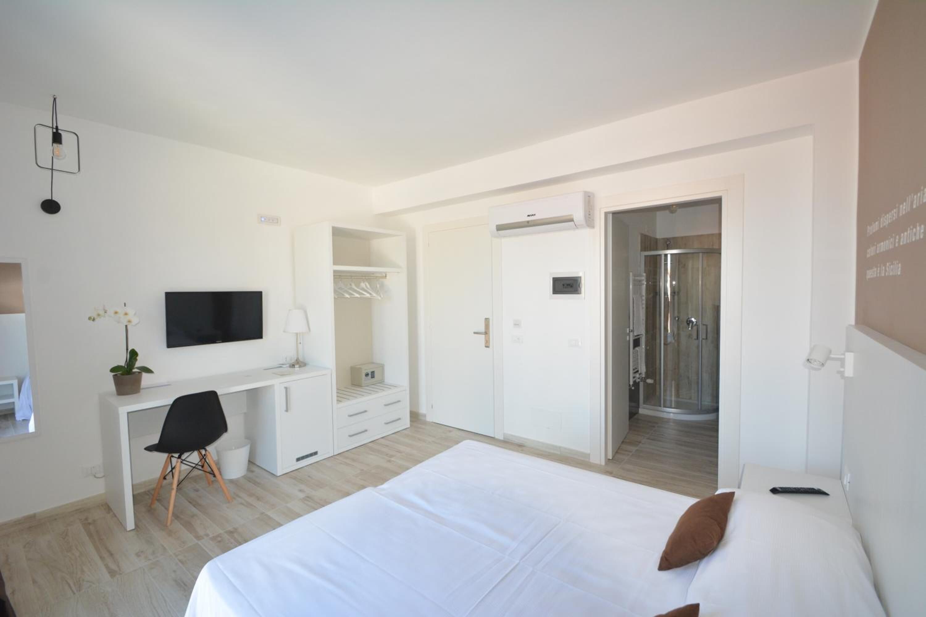 8 bedrooms, minibar, in-room safe, desk