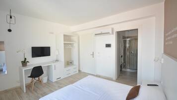 8 Schlafzimmer, Minibar, Zimmersafe, Schreibtisch