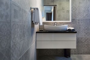 Luxury Double Room, 1 King Bed | Bathroom