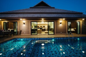 Una piscina cubierta, una piscina al aire libre