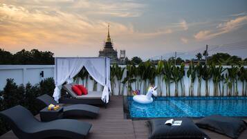 Kolam renang indoor dan kolam renang outdoor