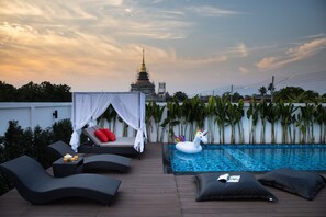 Una piscina cubierta, una piscina al aire libre