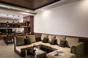 Family Suite Triple Room | Caja fuerte, cortinas opacas, tabla de planchar con plancha