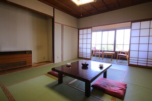 Habitación cuádruple tradicional, para no fumadores (Japanese Style) | Edredón y wifi gratis