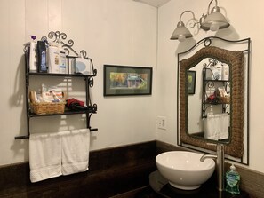 Regadera, secadora de cabello, toallas, shampoo 