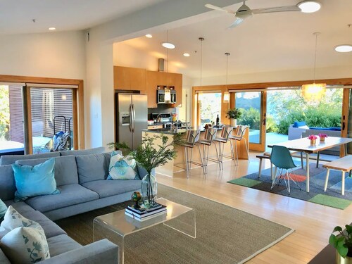 Modern ecochic luxe indoor/outdoor getaway- mountaintop views & hot tub!