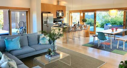 Modern ecochic luxe indoor/outdoor getaway- mountaintop views & hot tub!