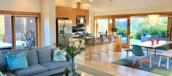 Modern ecochic luxe indoor/outdoor getaway- mountaintop views & hot tub!