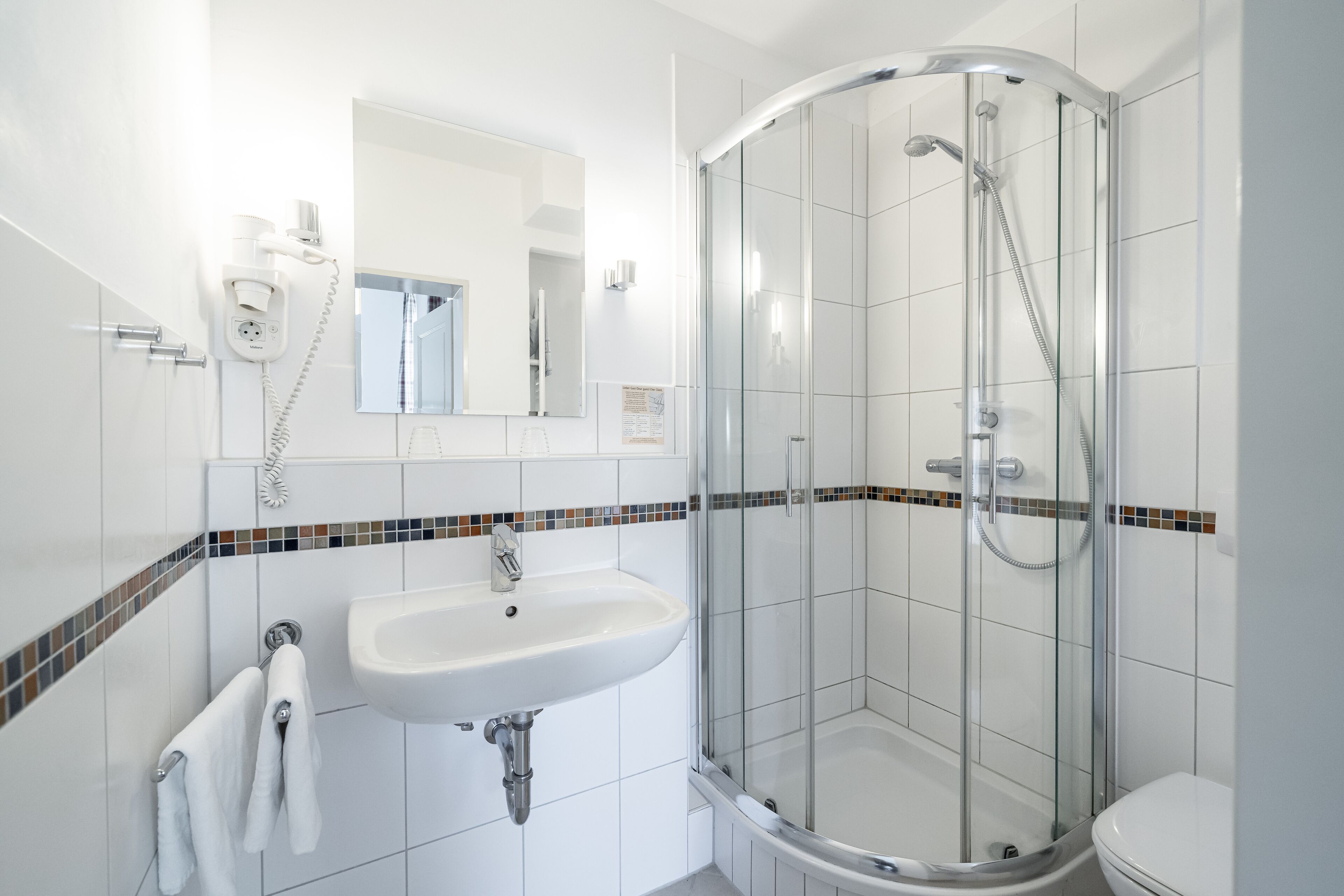 Chambre Simple | Salle de bain | Douche, sèche-cheveux, serviettes fournies