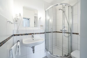Single Room | Bathroom | Shower, hair dryer, towels - Gutshaus Barkow (Barkhagen)