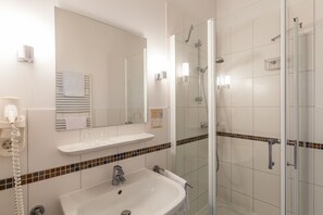 Een douche, een haardroger, handdoeken