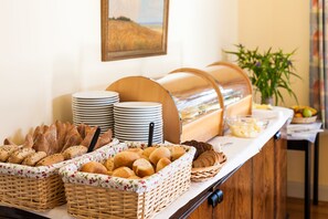 Dagelijks ontbijtbuffet (EUR 9 per persoon)