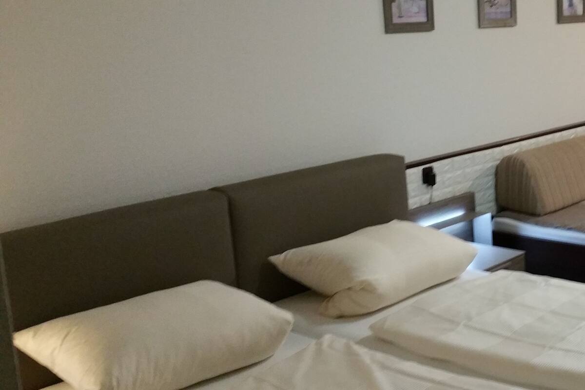 بديكورات فريدة لكل غرفة وواي فاي مجانًا وملاءات أسرّة