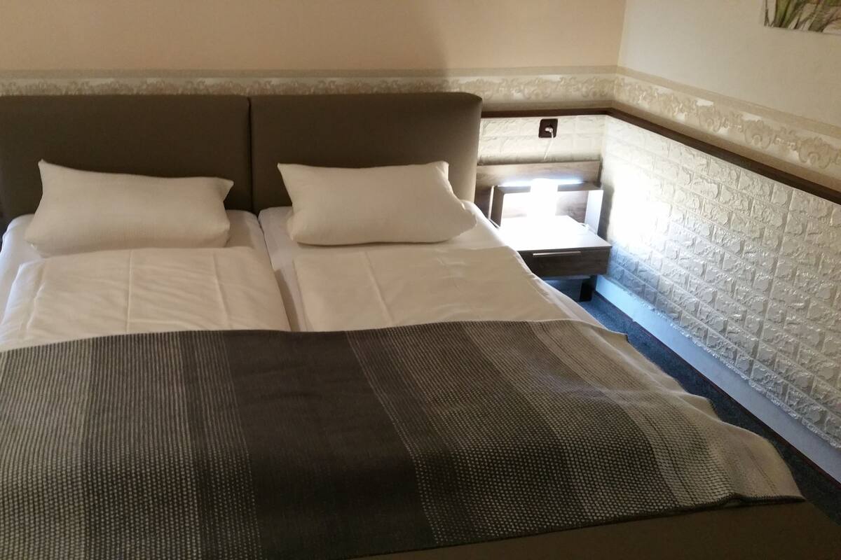 بديكورات فريدة لكل غرفة وواي فاي مجانًا وملاءات أسرّة