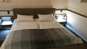 بديكورات فريدة لكل غرفة وواي فاي مجانًا وملاءات أسرّة