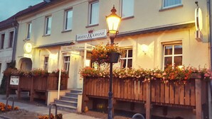 A hotel with a sign reading "HOTEL HKKRONE" and a street lamp in front. - Hotel Krone (Lindow)
